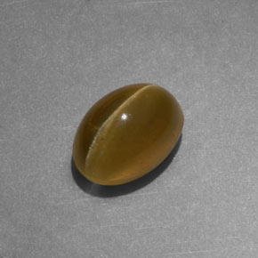 2.71カラットの天然ゴールデングリーンCat's Eye Apatite（8.6×6.1 mm・透明）
