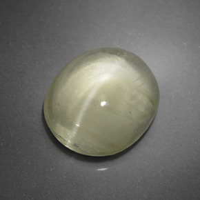 5.09カラットの天然ゴールドグリーンキャッツアイアパタイト、オーバルカット、半透明