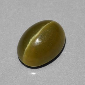 5.85カラットの天然ゴールデングリーンアパタイトキャッツアイ（11.8×8.7 mm・オーバルカット）