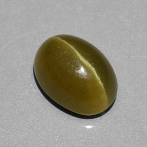 5.85カラットの天然ゴールデングリーンアパタイトキャッツアイ（11.8×8.7 mm・オーバルカット）