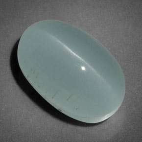 7.70カラットの天然青緑Cat's Eye Aquamarine（13.6×8.8 mm・透明）