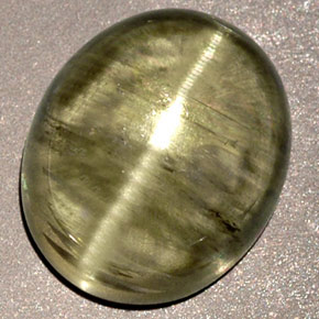 6.32カラットの天然グリーンCat's Eye Diaspore（12.2×10.1 mm・透明）