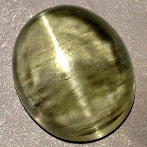 6.32カラットの天然グリーンCat's Eye Diaspore（12.2×10.1 mm・透明）
