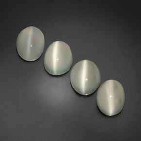 カラットの天然ホワイトCat's Eye Moonstone（9.2×7.2 mm・透明）