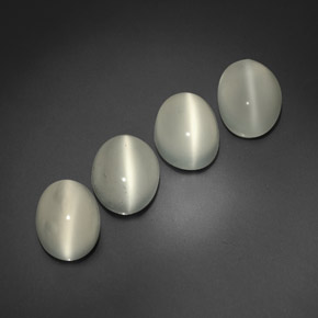 カラットの天然ホワイトCat's Eye Moonstone（9.2×7.2 mm・透明）
