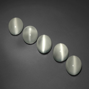 カラットの天然ホワイトCat's Eye Moonstone（9×7.1 mm・透明）