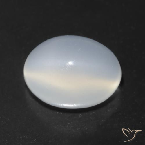 1.64カラットの天然半透明ホワイトCat's Eye Moonstone（8.1×6 mm・オーバルカット）