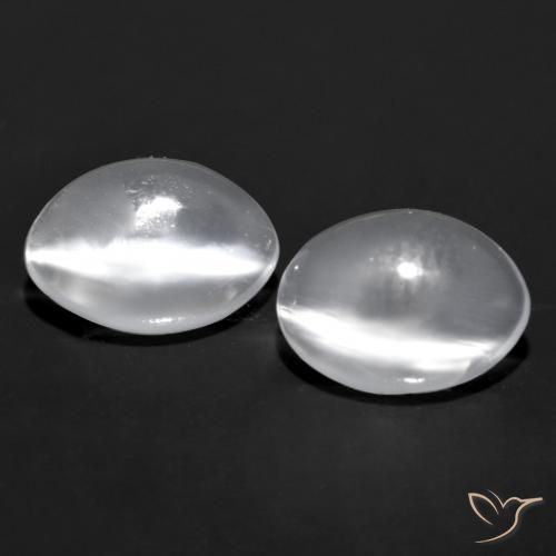 1.41カラットの天然ホワイトCat's Eye Moonstone（6.9×5.2 mm・オーバルカット）