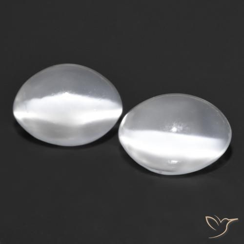 1.65カラットの天然ホワイトCat's Eye Moonstone（6.8×5 mm・オーバルカット）