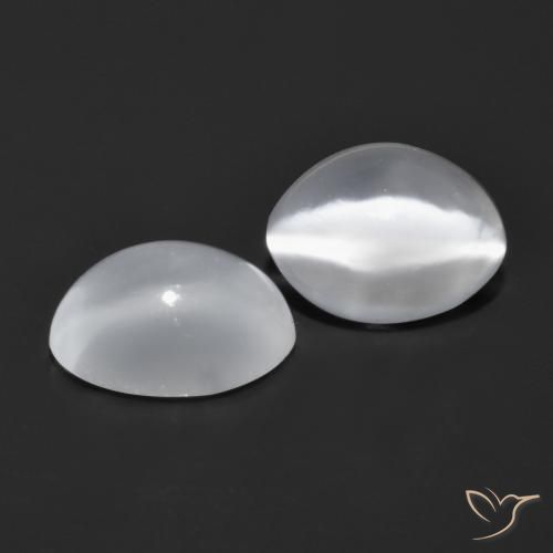 1.65カラットの天然ホワイトCat's Eye Moonstone（6.8×5 mm・オーバルカット）