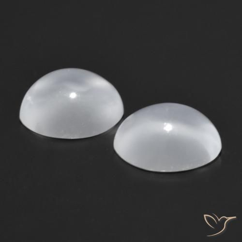 1.65カラットの天然ホワイトCat's Eye Moonstone（6.8×5 mm・オーバルカット）