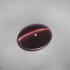4.26カラットの天然ダークブラウンキャッツアイスキャポライト、オーバルカット、半透明