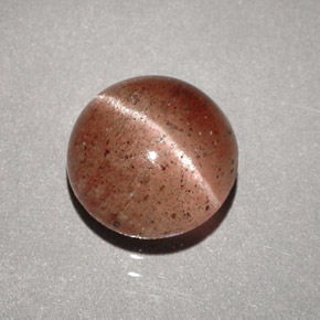 1.96カラットの天然ブラウンCat's Eye Scapolite（7.75 mm・透明）