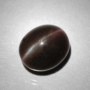 5.85カラットの天然ダークブラウンキャッツアイスキャポライト、オーバルカット、半透明