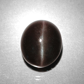 5.85カラットの天然ダークブラウンキャッツアイスキャポライト、オーバルカット、半透明
