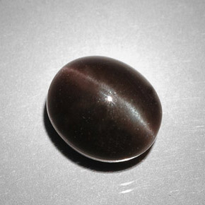 5.85カラットの天然ダークブラウンキャッツアイスキャポライト、オーバルカット、半透明