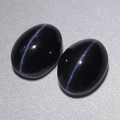 4.46カラットの天然黒Cat's Eye Scapolite（8.1×6 mm・オーバルカット）
