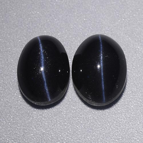 4.46カラットの天然黒Cat's Eye Scapolite（8.1×6 mm・オーバルカット）