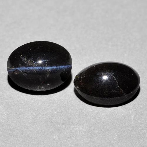 自然派の商品を探す 4.74ct ブラック キャッツアイスキャポライト 宝石, オーバルカット, マダガスカル からGemSelectで. 在庫あり、世界各国へ発送!