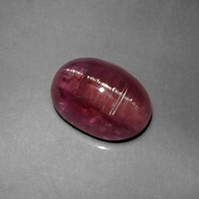 2.61カラットの天然ピンクローズCat's Eye Tourmaline（9.8×7.1 mm・透明）
