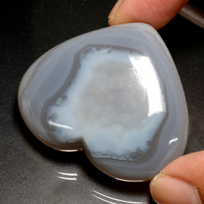 120.50カラットの天然ラベンダーブルーカルセドニー（41.2×35.2 mm・透明）