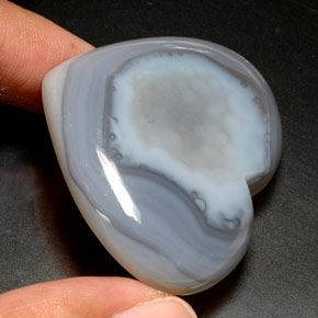 120.50カラットの天然ラベンダーブルーカルセドニー（41.2×35.2 mm・透明）