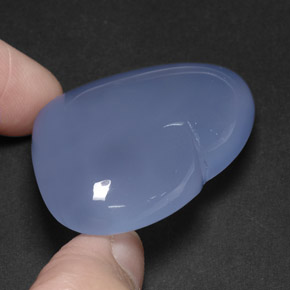 117.45カラットの天然ラベンダーブルーカルセドニー（42.6×31.2 mm・透明）