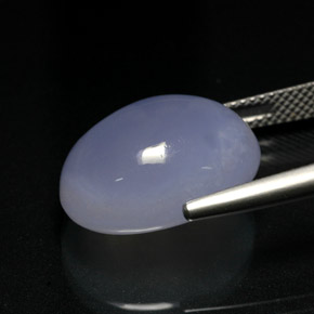 15.37カラットの天然ラベンダーブルーカルセドニー（17.6×13.6 mm・オーバルカット）
