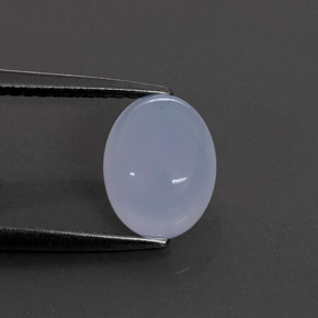 1.97カラットの天然ラベンダーブルーカルセドニー（8.8×6.9 mm・透明）