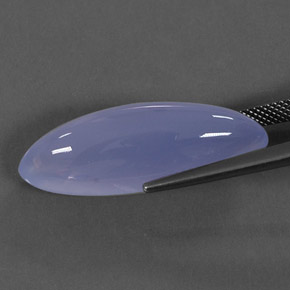 18.80カラットの天然ラベンダーブルーカルセドニー（29.3×9.6 mm・透明）