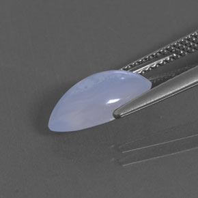 1.90カラットの天然ラベンダーブルーカルセドニー（11.9×6.4 mm・透明）