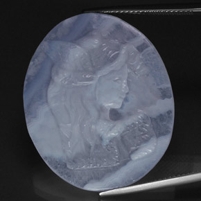 37.65カラットの天然ラベンダーブルーカルセドニー（31.8×26.5 mm・透明）