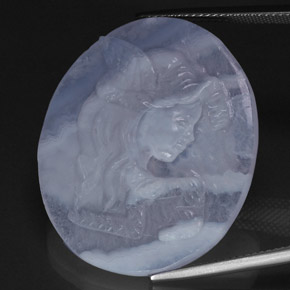 37.65カラットの天然ラベンダーブルーカルセドニー（31.8×26.5 mm・透明）
