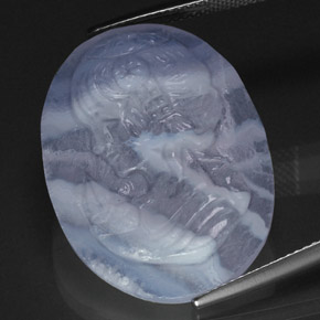 24.09カラットの天然ラベンダーブルーカルセドニー（27.3×20.6 mm・透明）