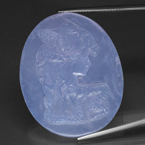 53.37カラットの天然ラベンダーブルーカルセドニー（37.8×31 mm・透明）