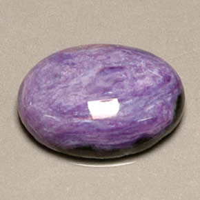 9.97カラットの天然バイオレットチャロアイト（18×13 mm・オーバルカット）