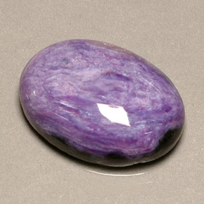 9.97カラットの天然バイオレットチャロアイト（18×13 mm・オーバルカット）
