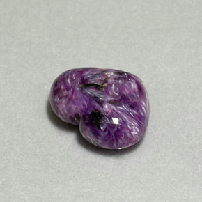 4.95カラットの天然バイオレットチャロアイト（14.2×11.6 mm・ハート型）