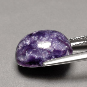 5.68カラットの天然バイオレットチャロアイト（12.2×10 mm・オーバルカット）