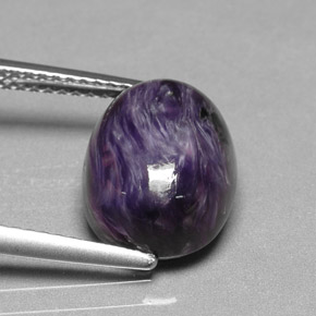 4.98カラットの天然バイオレットチャロアイト（12.2×9.4 mm・オーバルカット）