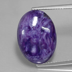 9.60カラットの天然バイオレットチャロアイト（18.2×13.2 mm・オーバルカット）