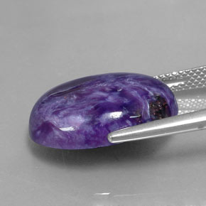 9.60カラットの天然バイオレットチャロアイト（18.2×13.2 mm・オーバルカット）