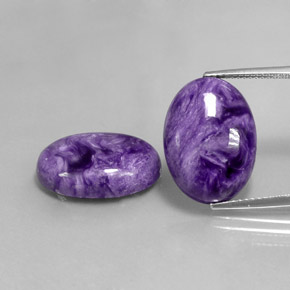 カラットの天然バイオレットチャロアイト（18.2×13.3 mm・オーバルカット）