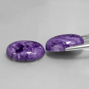 カラットの天然バイオレットチャロアイト（18.2×13.3 mm・オーバルカット）