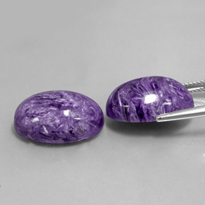 カラットの天然バイオレットチャロアイト（18.1×13 mm・オーバルカット）