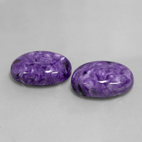 カラットの天然バイオレットチャロアイト（18.1×13.4 mm・オーバルカット）