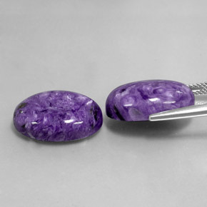 カラットの天然バイオレットチャロアイト（18.1×13.4 mm・オーバルカット）
