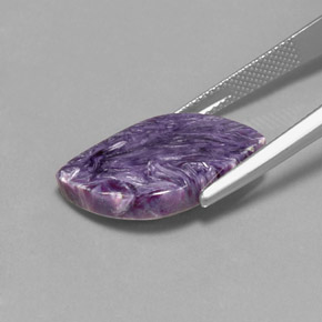 9.50カラットの天然バイオレットチャロアイト（19.6×12.9 mm・ファンシーシェイプ）