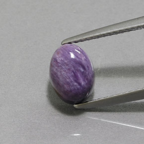 2.00カラットの天然バイオレットチャロアイト（8.4×6.3 mm・オーバルカット）