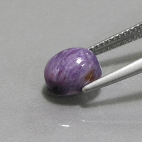 2.00カラットの天然バイオレットチャロアイト（8.4×6.3 mm・オーバルカット）